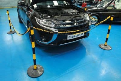 Laser 61608 Set of 4 Posts & Bases with Chain (Black/Yellow)