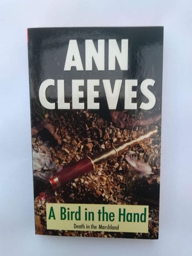 A BIRD IN THE HAND BY ANN CLEEVES (PAPERBACK)