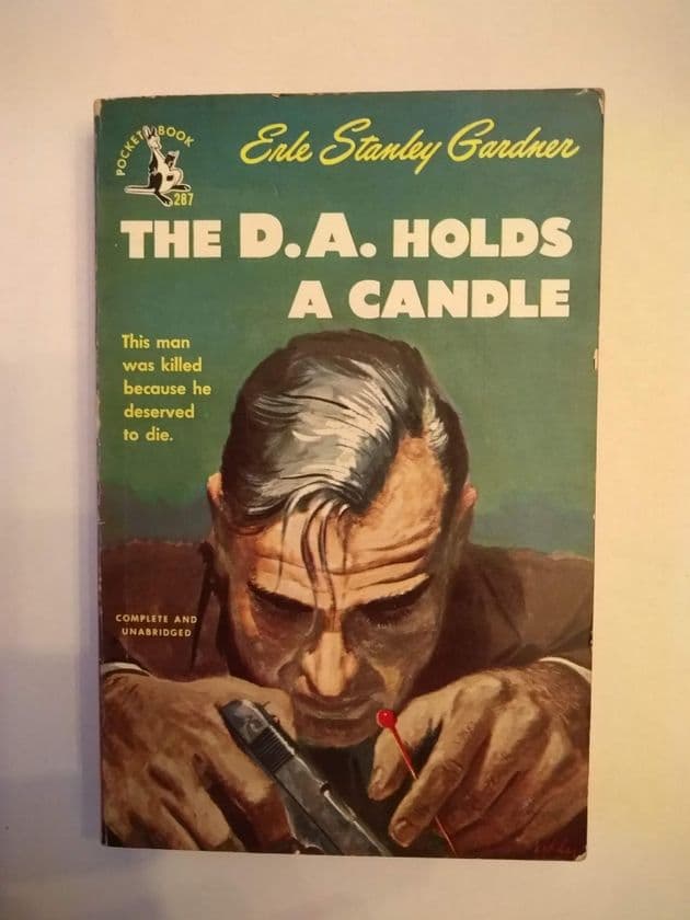 POCKET BOOK : THE D A HOLDS A CANDLE by Erle Stanley Gardner (Paperback)