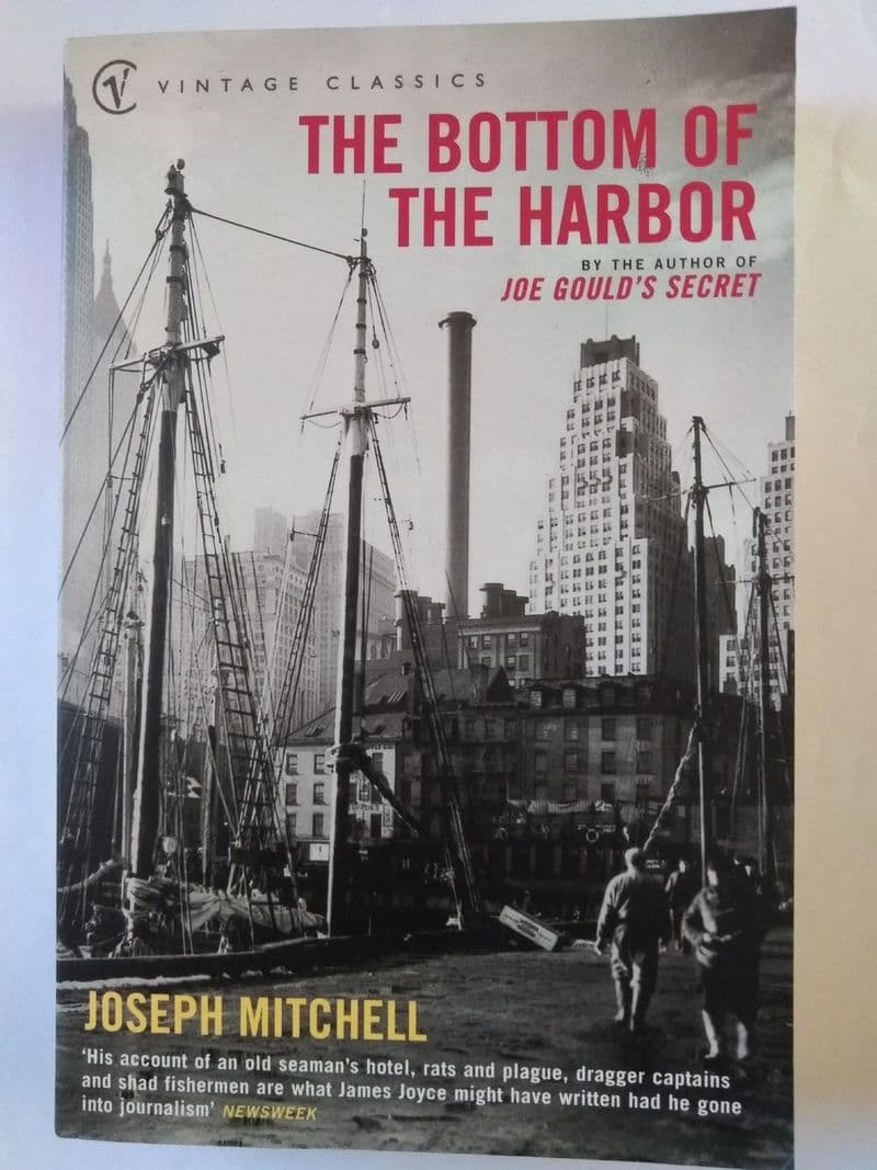 THE BOTTOM OF THE HARBOUR BY JOSEPH MITCHELL.  (PAPERBACK)