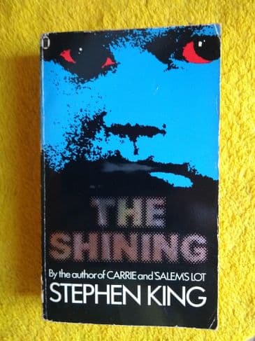 THE SHINING BY STEPHEN KING. (PAPERBACK)