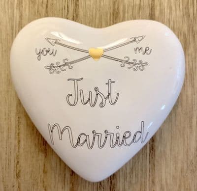 Lovely Ceramic Wedding Heart Keepsake with 'JUST MARRIED' text