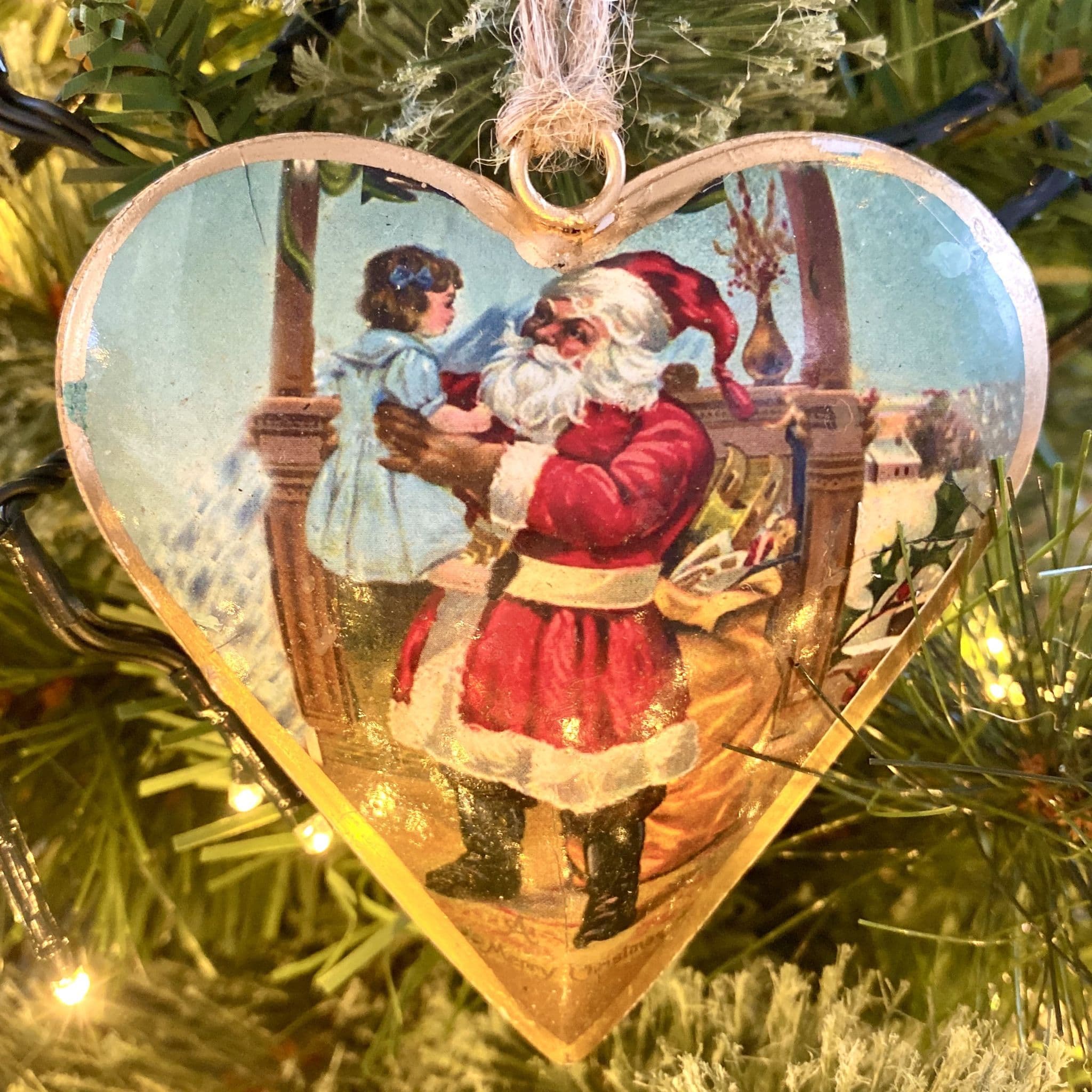 Set of 4 Vintage Style Santa Traditional Christmas Hanging Heart