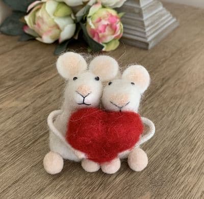 The Cutest Needlefelt 'Mouse Couple with Heart' Ornament
