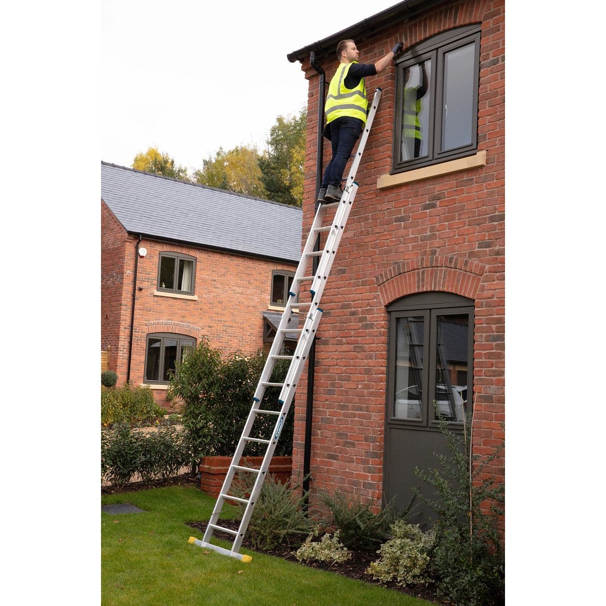 WERNER 2 4M Box Section D Rung Triple Extension Ladder 7232418