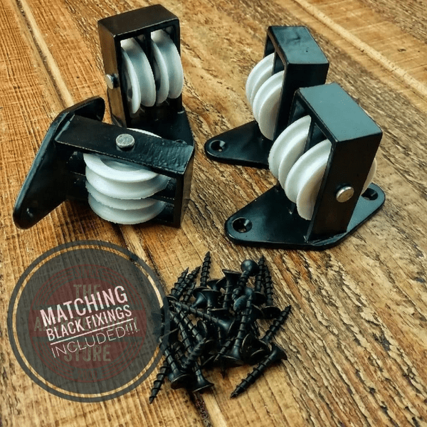 Black Double Upright Pulley Along The Plate