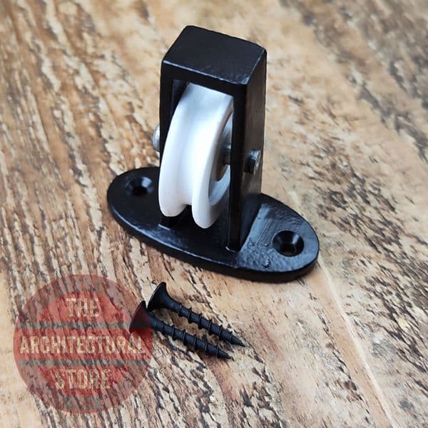 Black Single Pulley Across The Plate