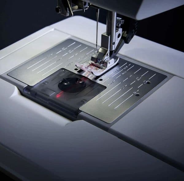 ** NEW ** Pfaff Quilt Expression 725 Sewing Machine