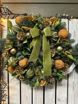 Fresh Green And Gold Christmas Wreath - Spruce Christmas Wreath Green And Gold