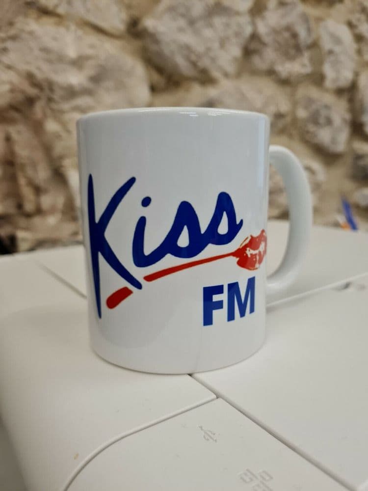 Kiss FM radio logo mug cup radio bbc ilr dab Kiss 100 102 105 Dance