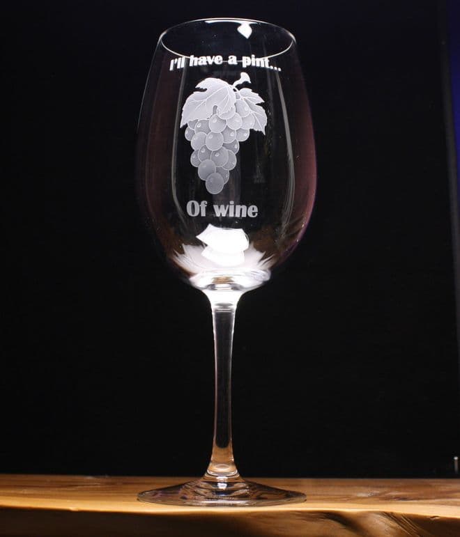 A Pint of Wine Grapes engraved Wine Glass 580ml