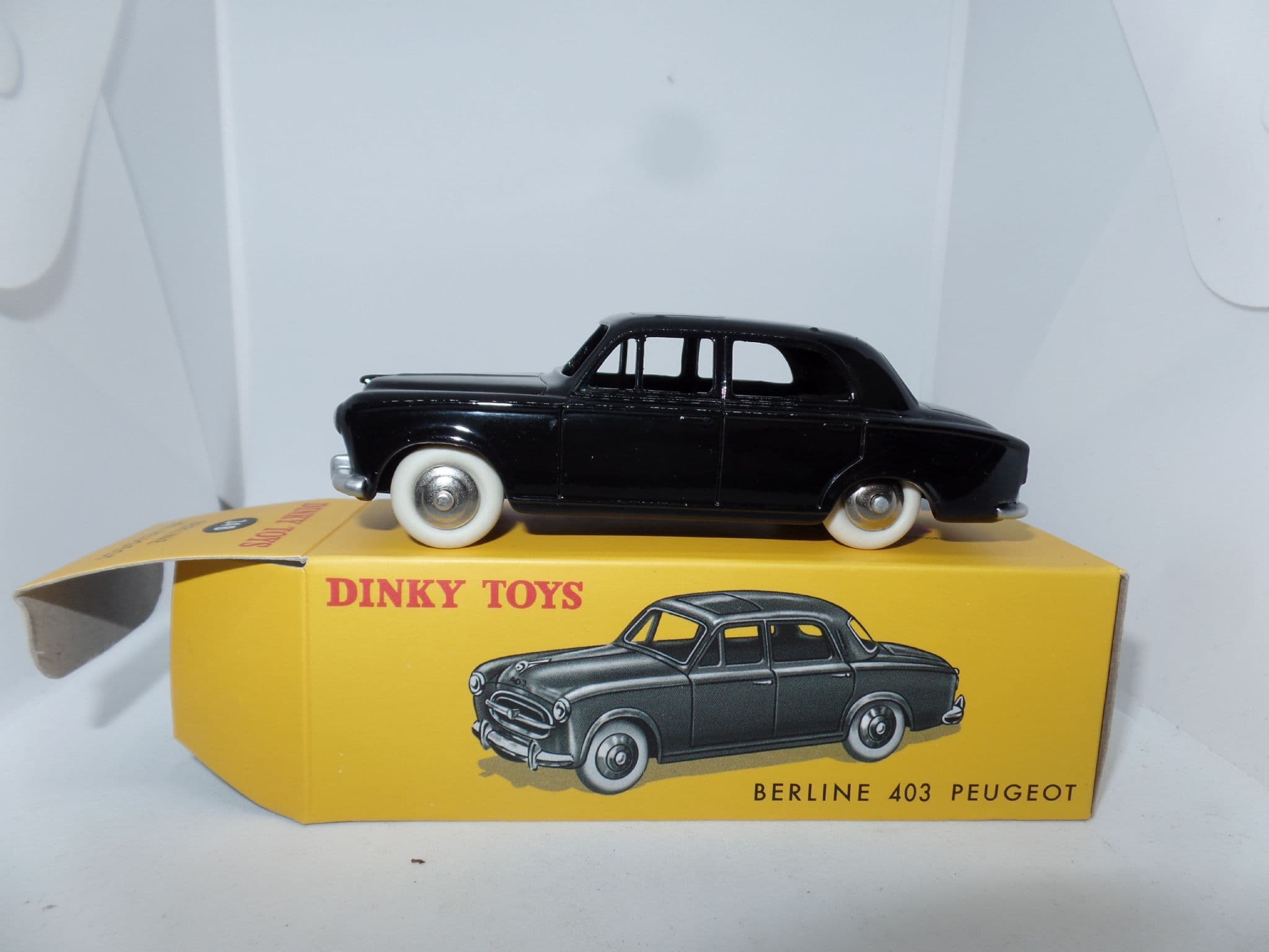 DINKY TOYS PEUGEOT 403 BERLINE de 1958 - Collection DINKY TOYS PEUGEOT 403 BERLINE de 1958 - Collection