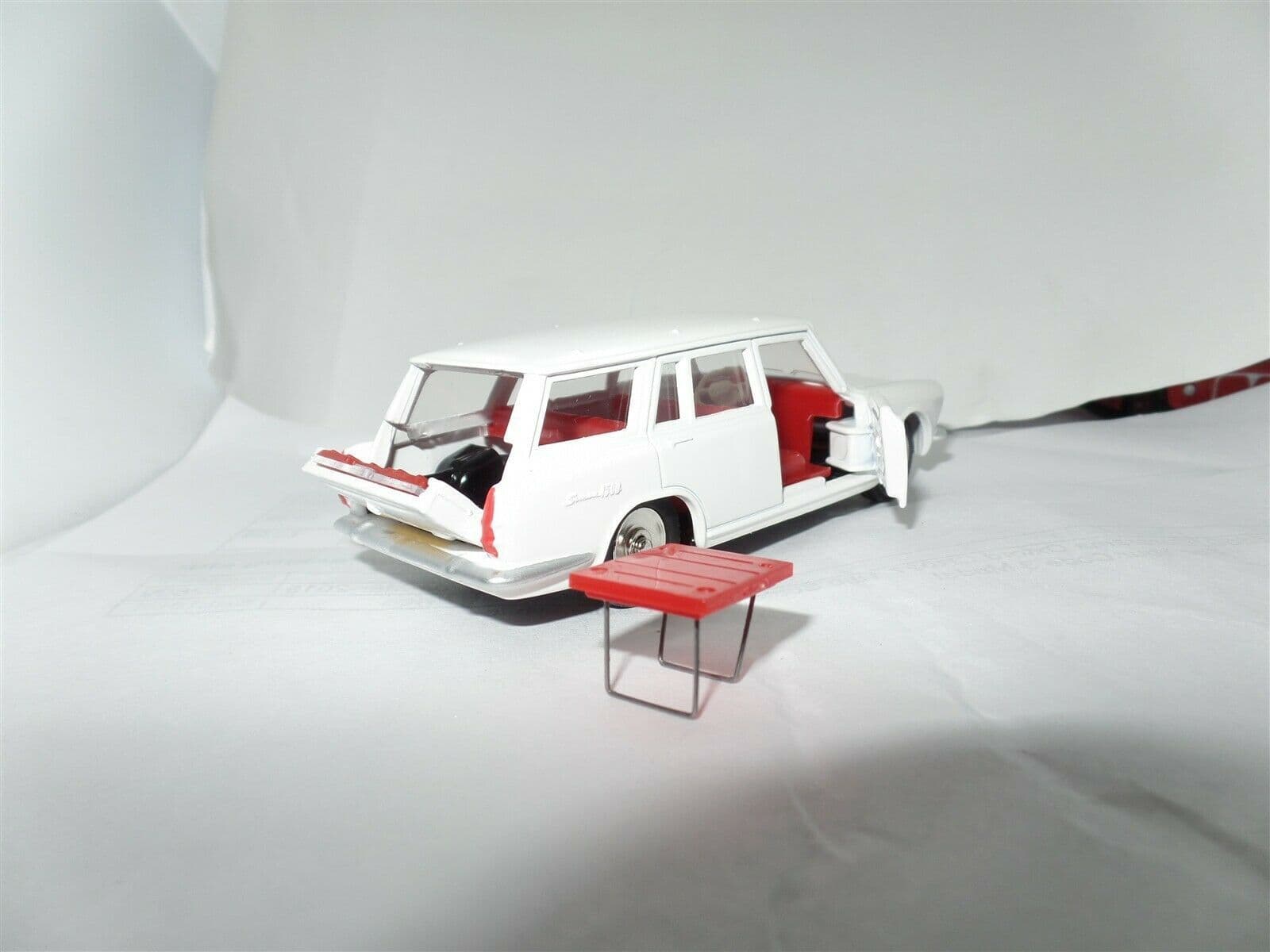 Atlas French Dinky 507 SIMCA 1500 BREAK ESTATE WHITE c/w Table