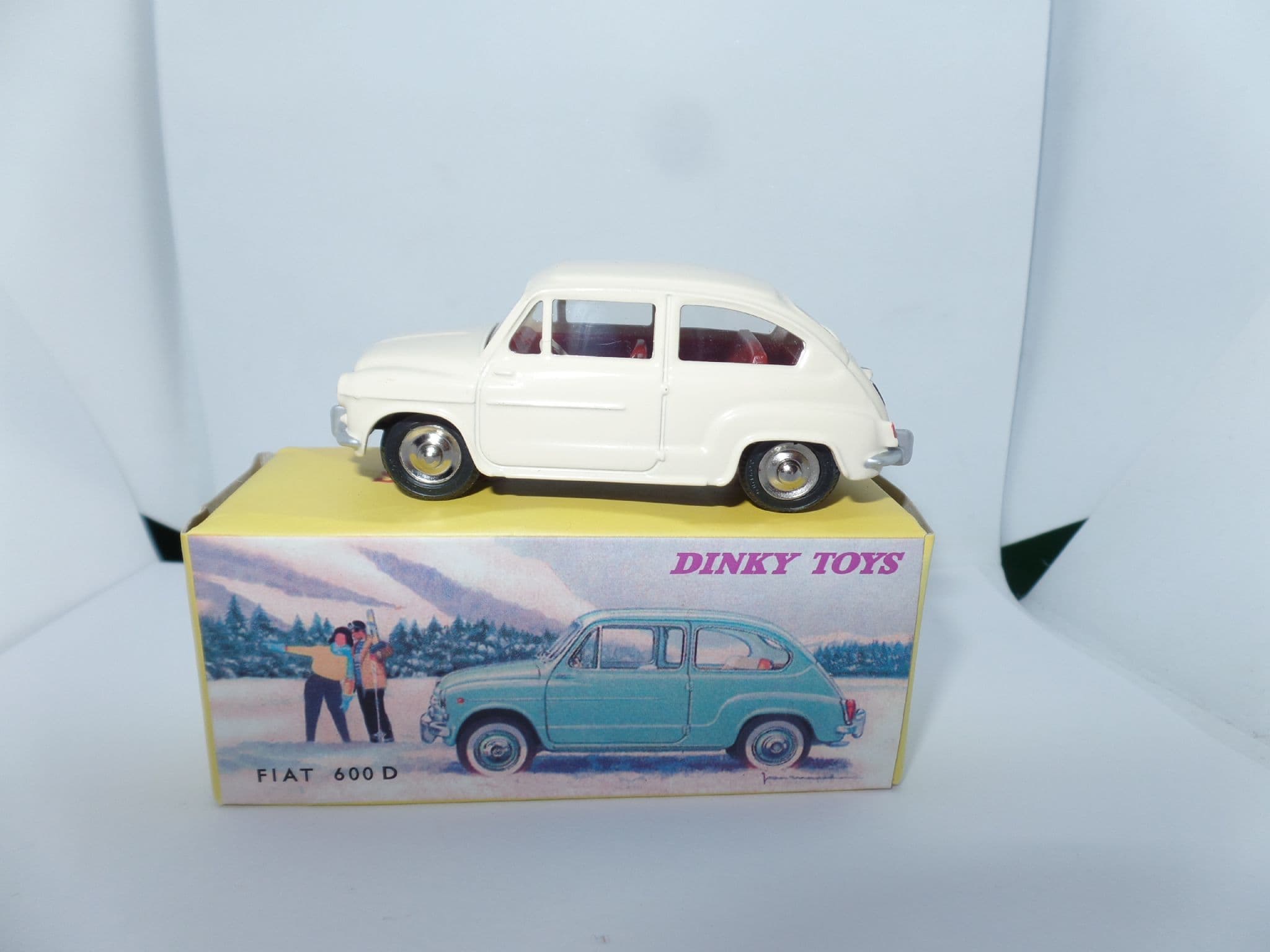 Atlas Editions Dinky Toys 520 – Fiat 600D – Rouge – Miniature Diecast