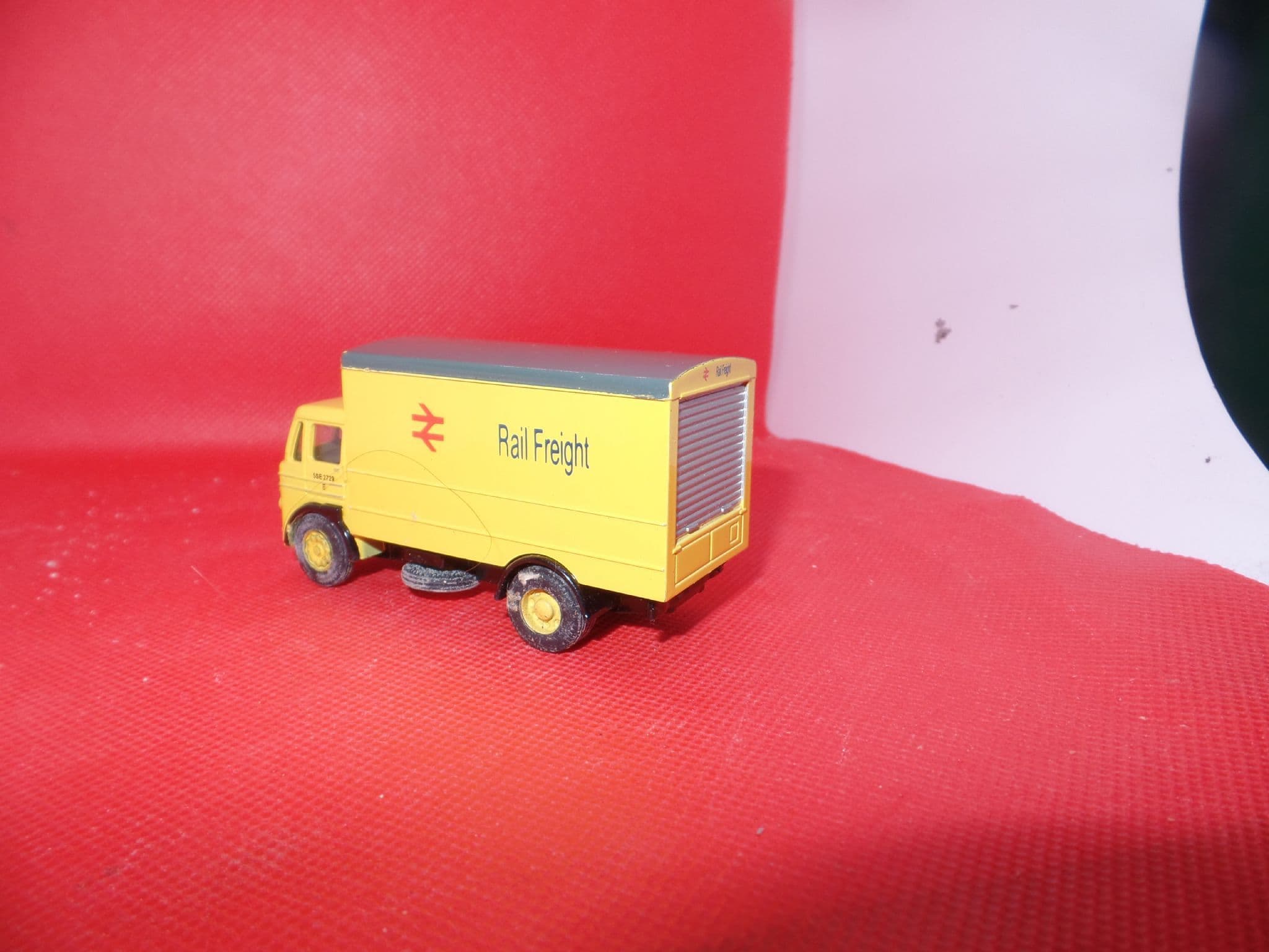 B T Models D-15 D15 LEYLAND MO VAN Rail Freight Railfreight Yellow UB