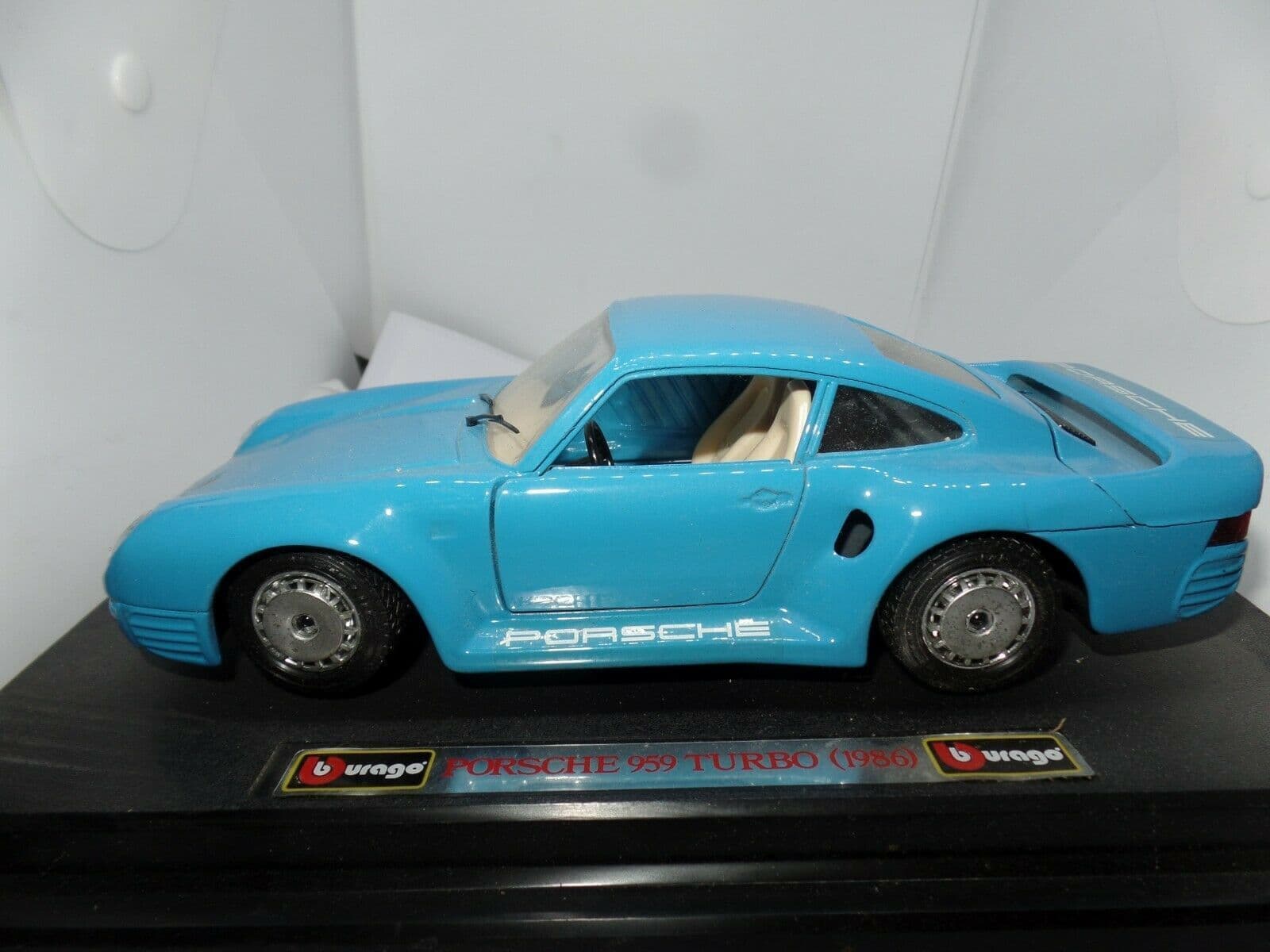 Burago Porsche 924 turbo escala 1/24 de segunda mano por 35 € en Cádiz en WALLAPOP