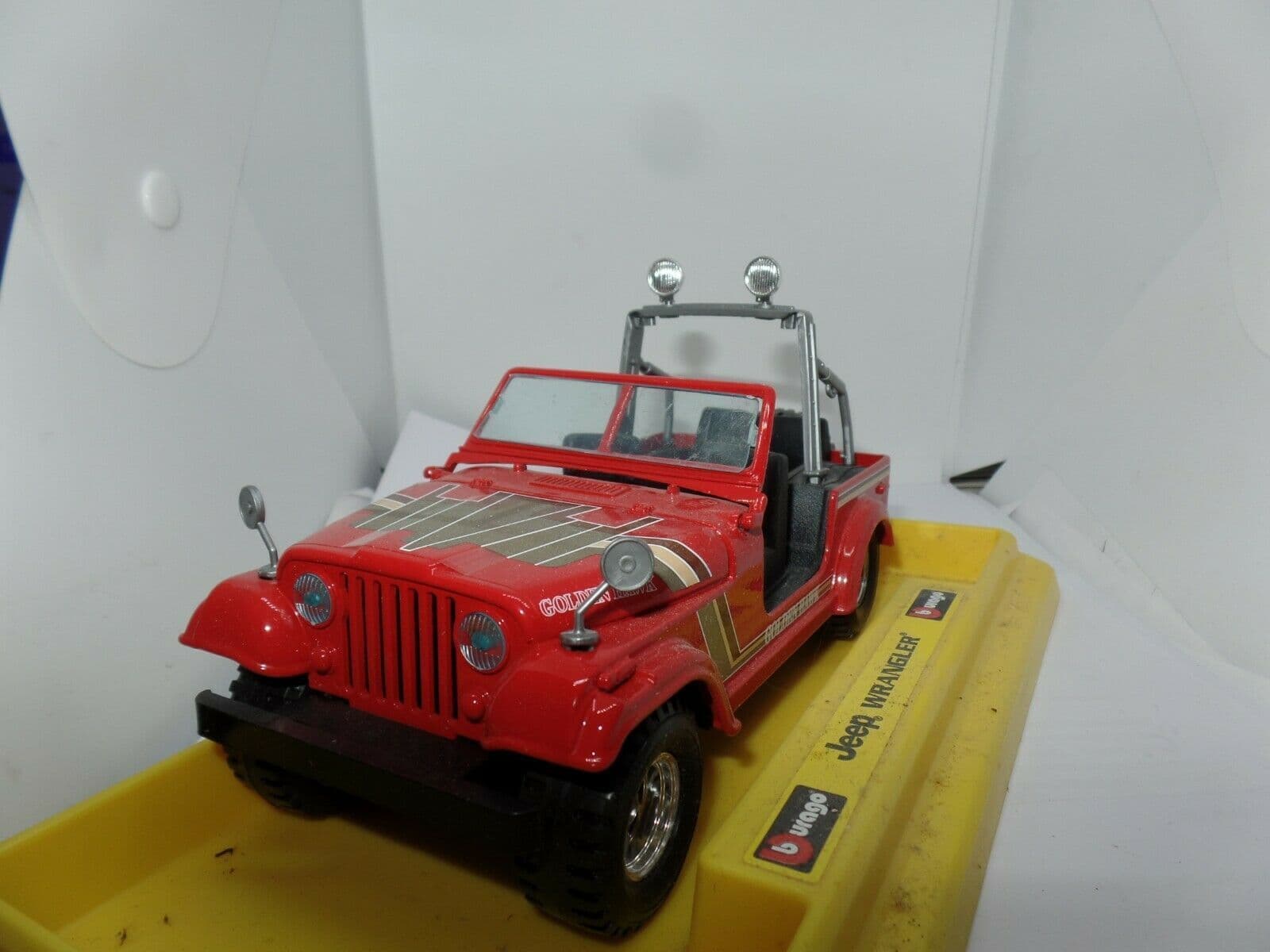 Burago Gold Collezione 1/18 – Jeep Wrangler Sahara Rouge, Boîte Abîmée