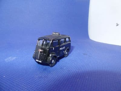 Classix EM76616 1/76 OO Scale Austin 101 J Van Estate Police Roof Sign UB
