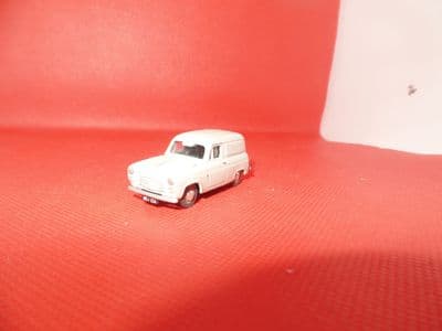 Classix EM76681 1/76 OO Ford Thames 300E Van - UB NO Visor