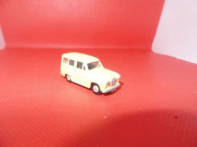 Classix EM76858 1/76 OO Scale Austin A30 Estate Cream UB