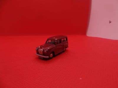 Classix EM76861 1/76 OO Scale Austin A35 Estate Maroon  UB