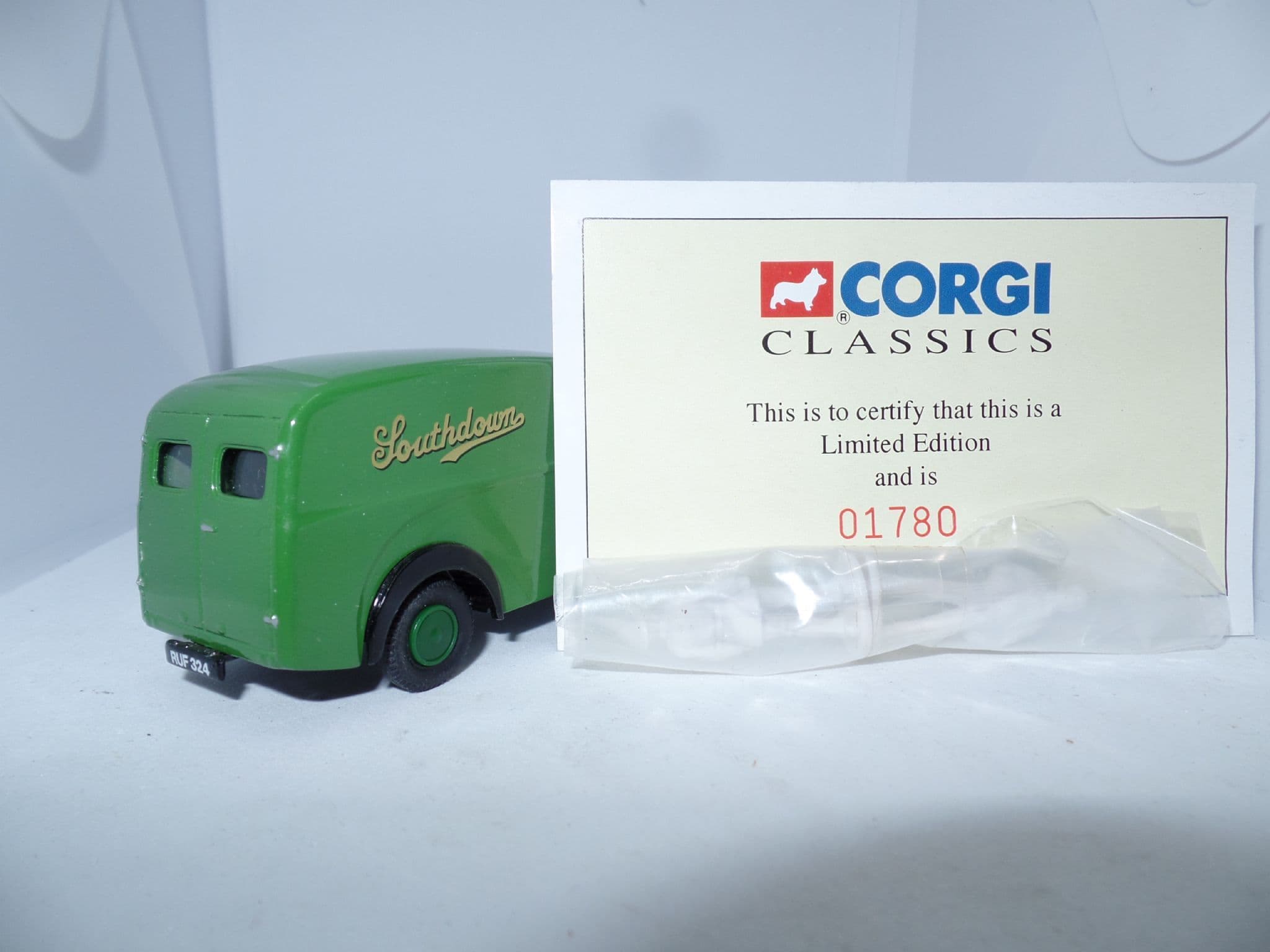 CORGI 1/43 COMIC classics Ford popular van limitée à 6000 exemplaires