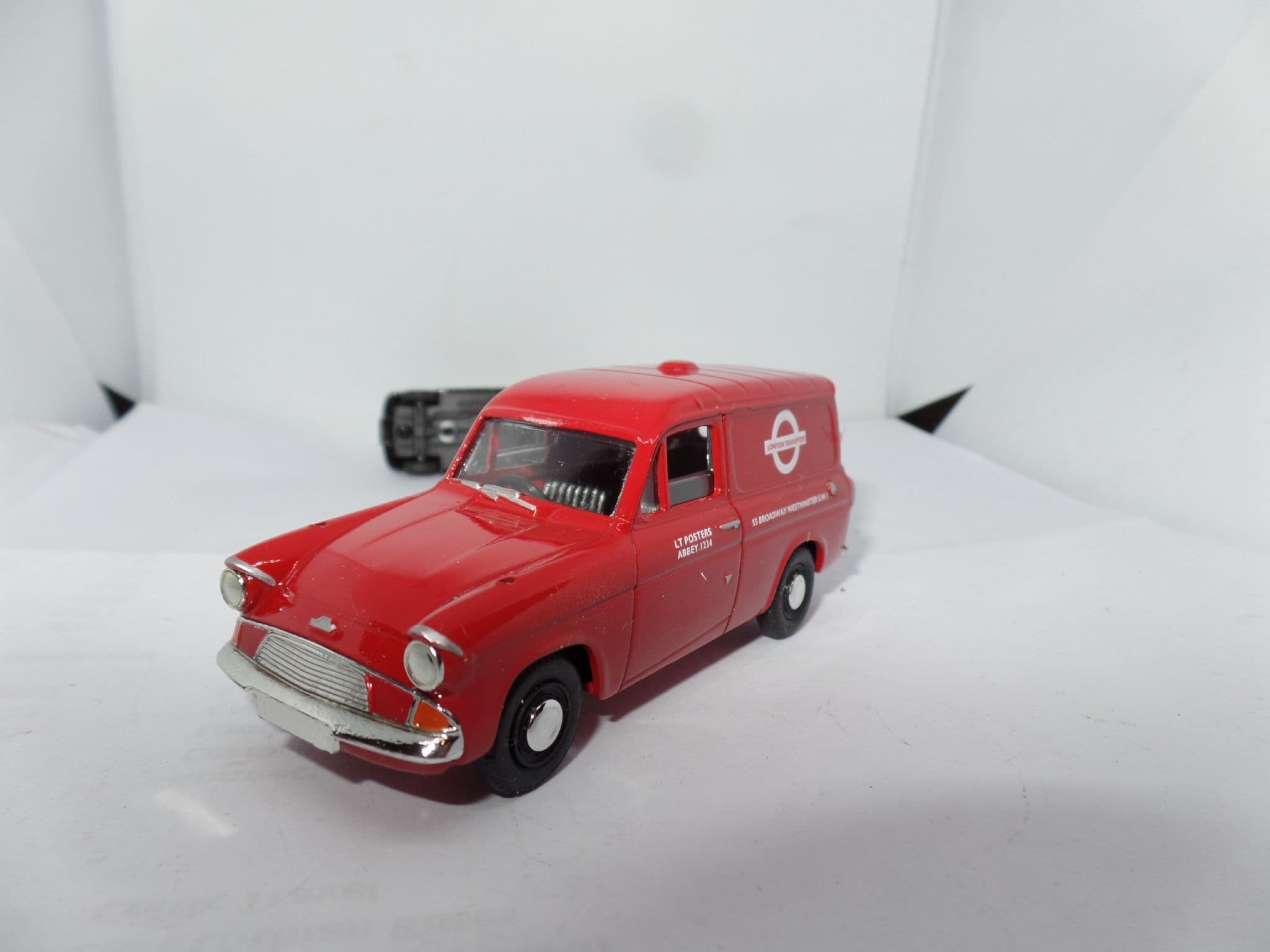Corgi Lledo Vanguards VA4007 1/43 Scale Ford Anglia Van