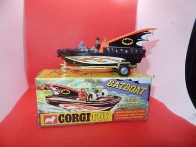 CORGI RT10701 267 1/46 Scale BatBoat Bat Boat on Trailer with Batman and Robin