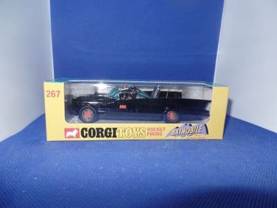 CORGI RT26701 267 1/46 Scale Batmobile with Batman and Robin