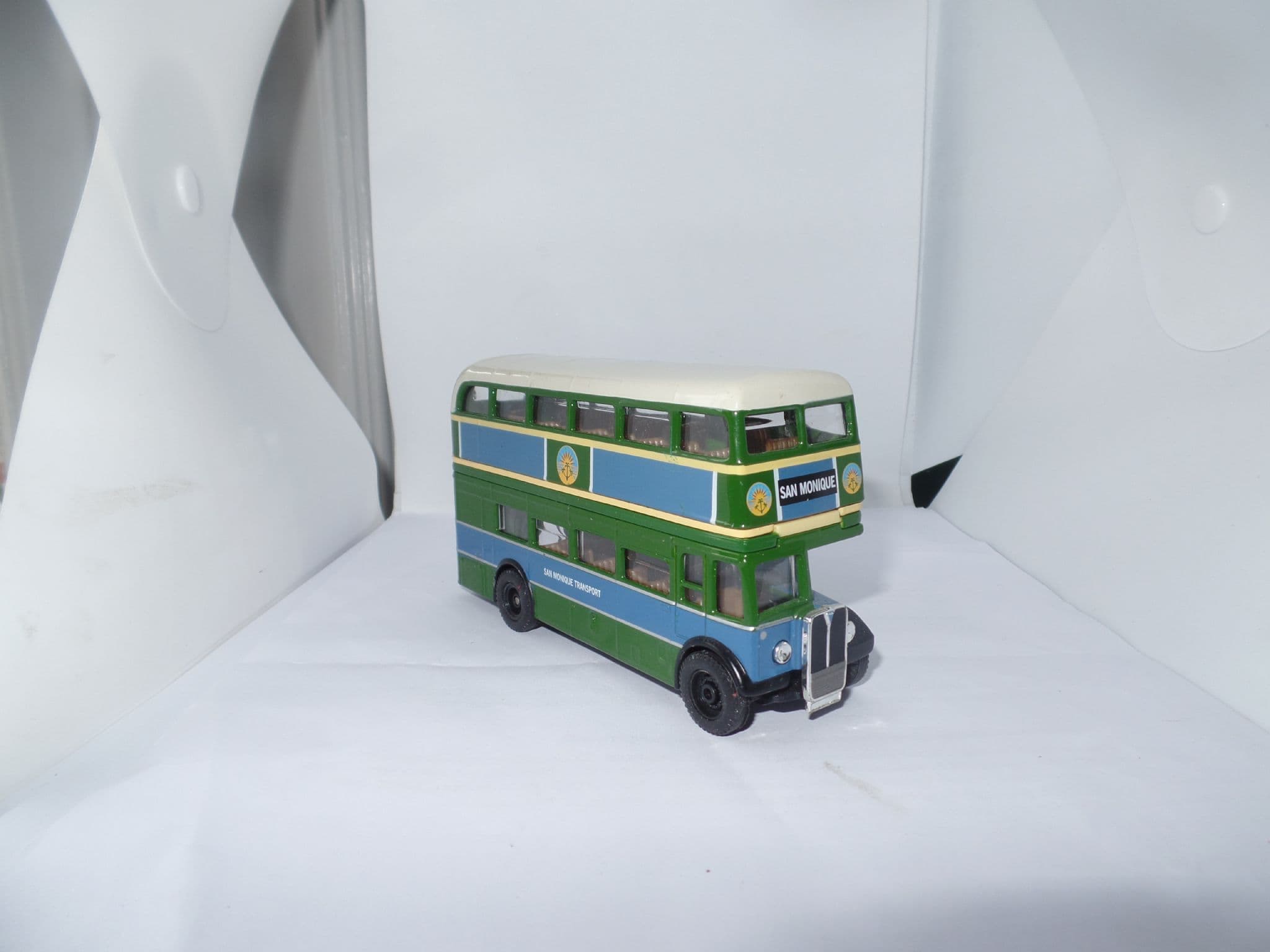 Corgi TY06102 AEC Regent RT Bus James Bond Live & Let Die San Monique 