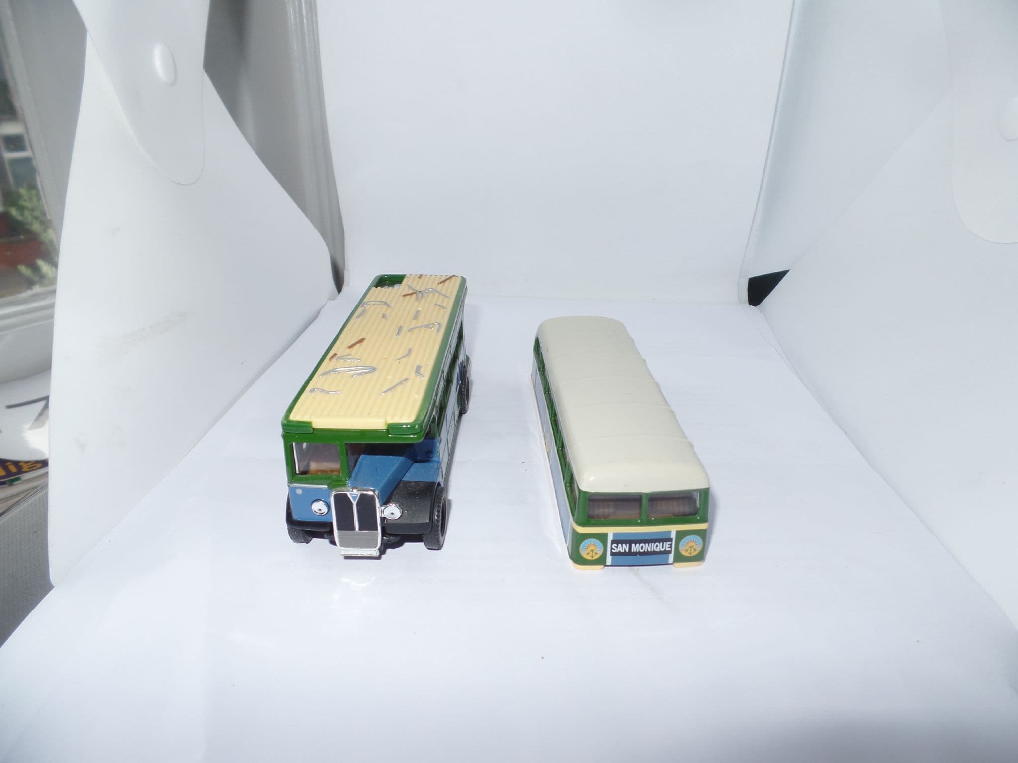 Corgi TY06102 AEC Regent RT Bus James Bond Live & Let Die San Monique 