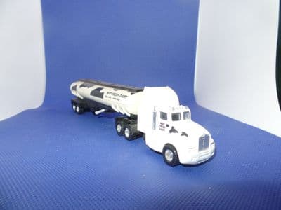 MAISTO  1/87 SCALE MILK TANKER  MAY FRESH DAIRY ENJOY MILK EVERY DAY WHITE BLACK UB