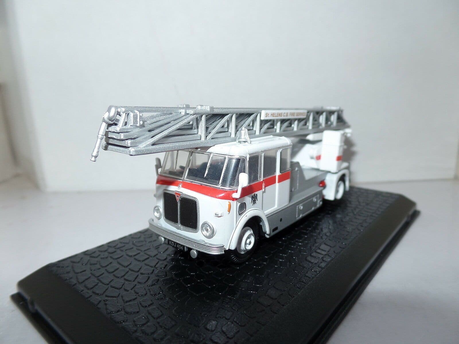 Oxford 76AM006 AM006 1/76 OO Scale AEC Mercury TL Fire Engine St Helens ...