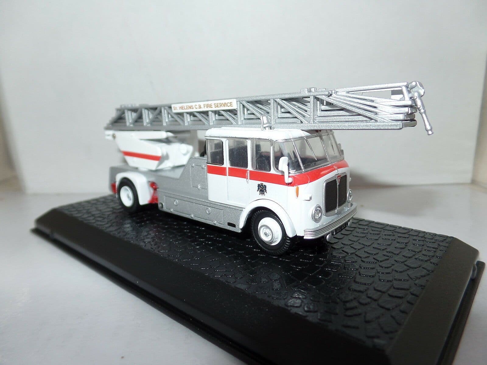 Oxford 76AM006 AM006 1/76 OO Scale AEC Mercury TL Fire Engine St Helens ...