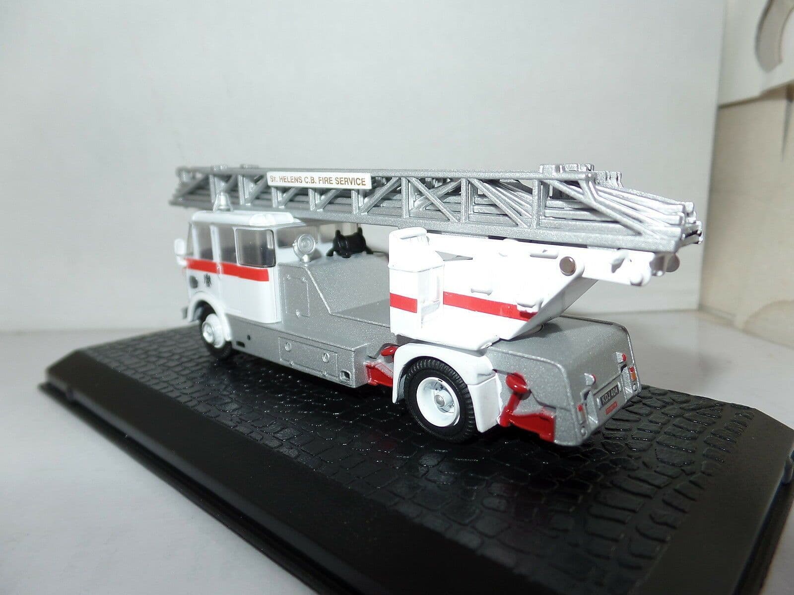 Oxford 76AM006 AM006 1/76 OO Scale AEC Mercury TL Fire Engine St Helens ...