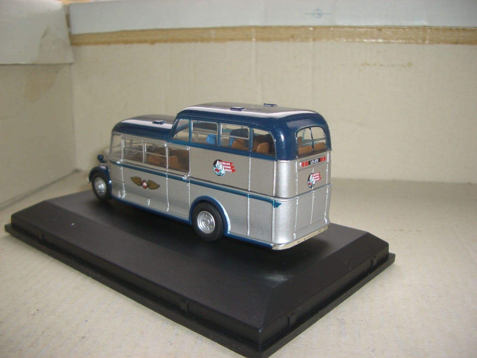 Oxford 76COM005 COM005 1/76 Commer Commando 11/2 Deck Coach Australian ...