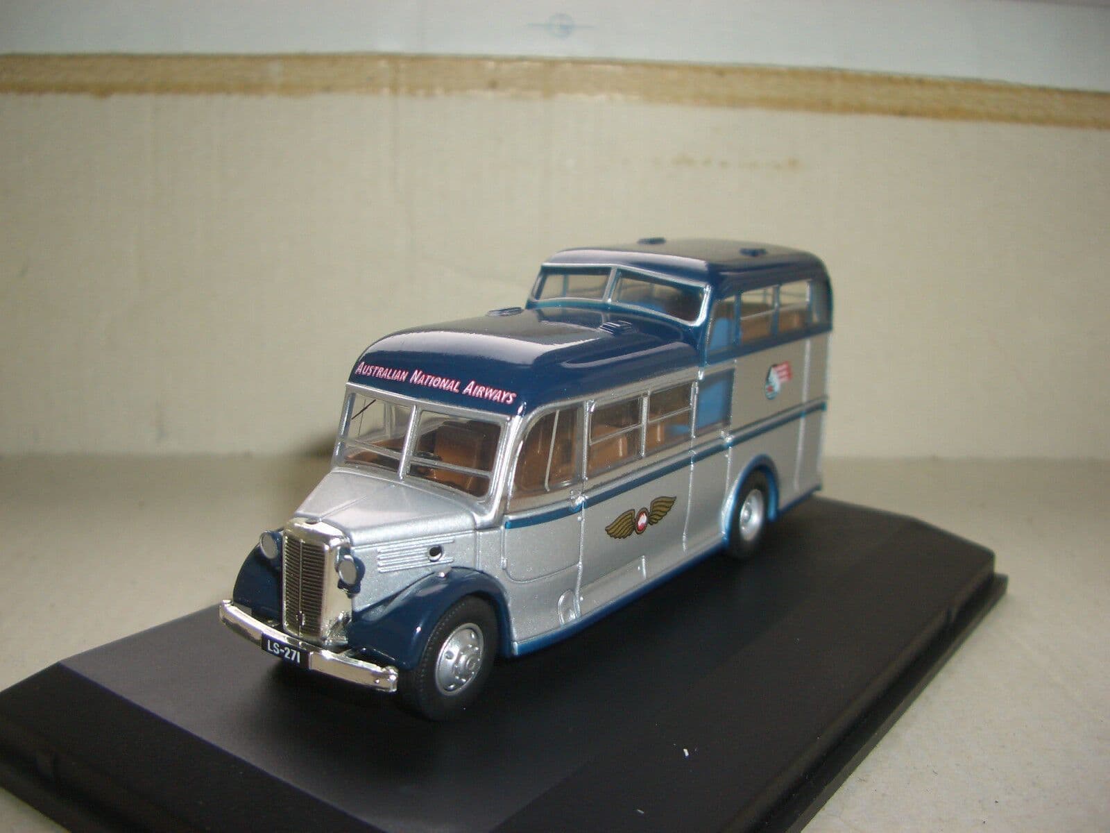 Oxford 76COM005 COM005 1/76 Commer Commando 11/2 Deck Coach Australian ...