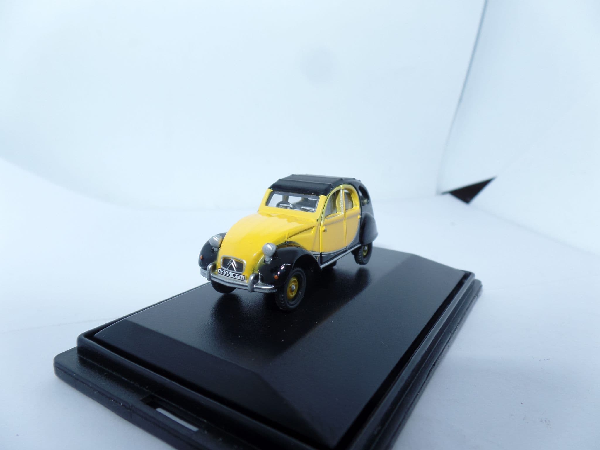 504-028 FX 1/24 シトロエン 2CV 6 Charleston CC Twofer: 1982 Citroën 2CV 6 Charleston & 1976 Citroën 2CV