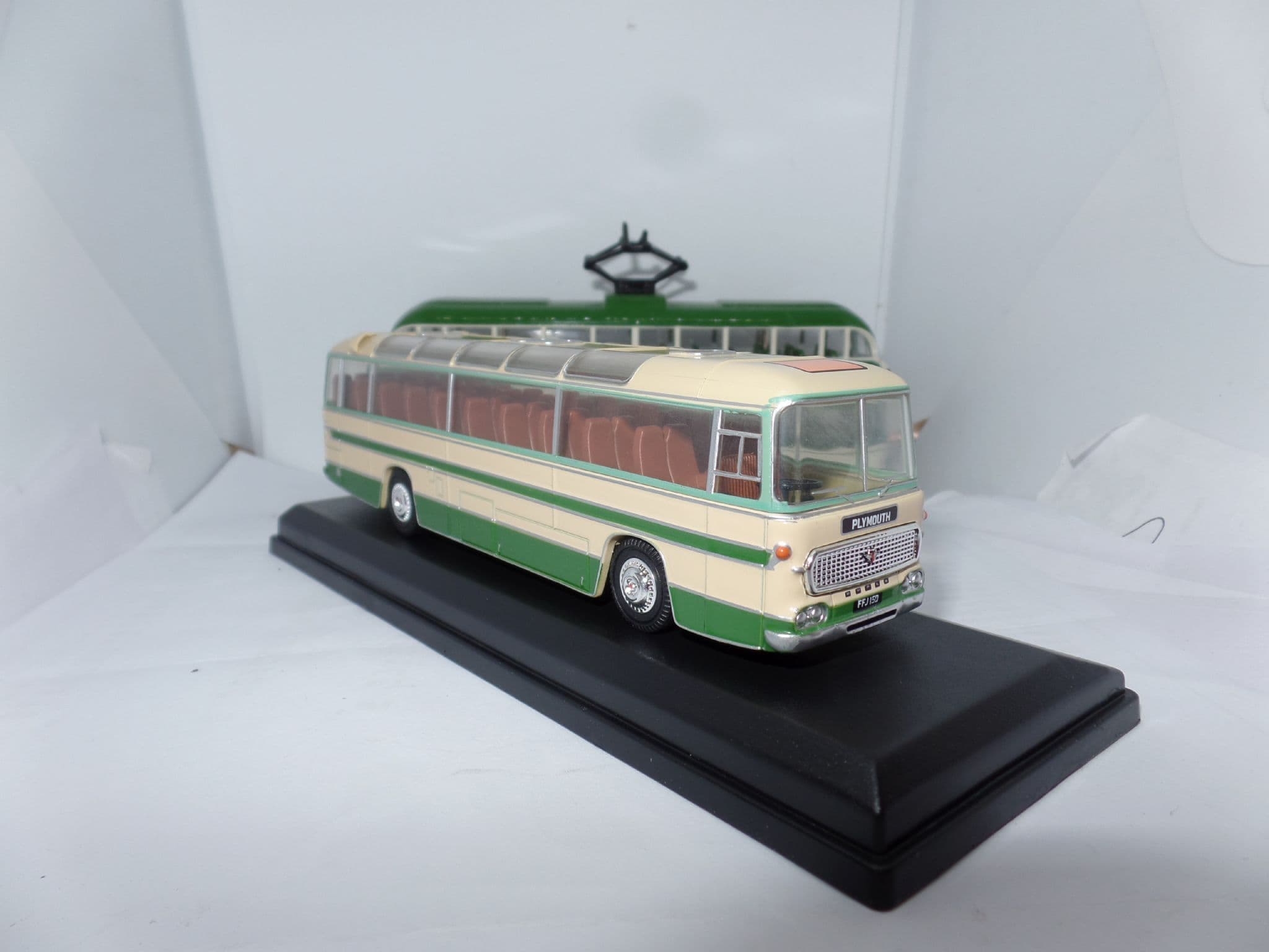OXFORD 76DC004 DC004 1/76 OO Scale Duple Commander II Coach Greenslades ...