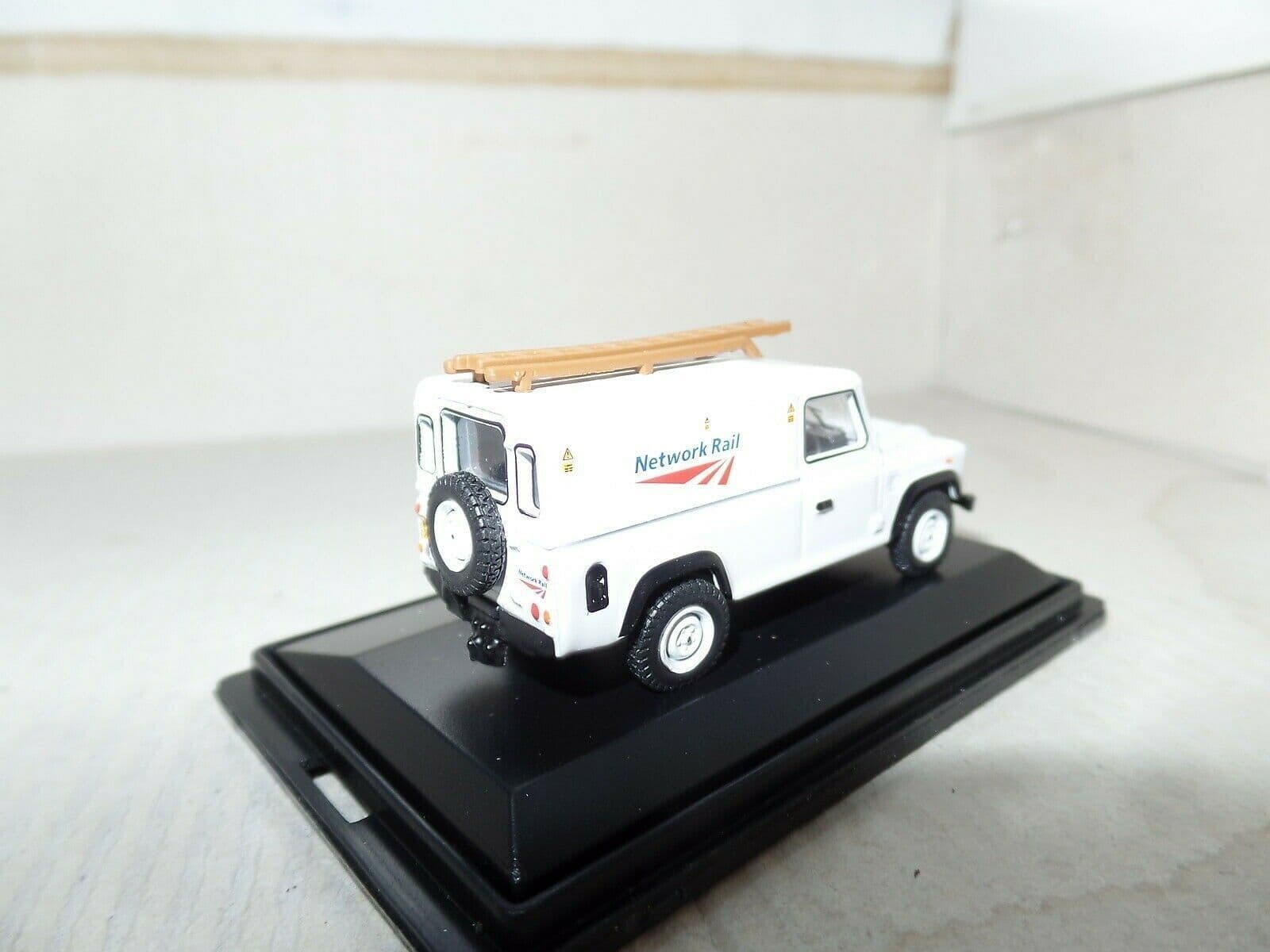 Modellino Land Rover Defender 110 Road Railer Oxford Diecast Scala 1:76 Colore Giallo