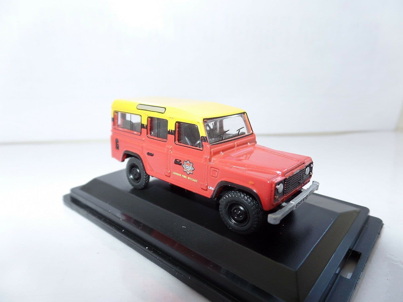 Oxford 76DEF011 DEF011 1/76 OO Land Rover Defender London Fire Brigade