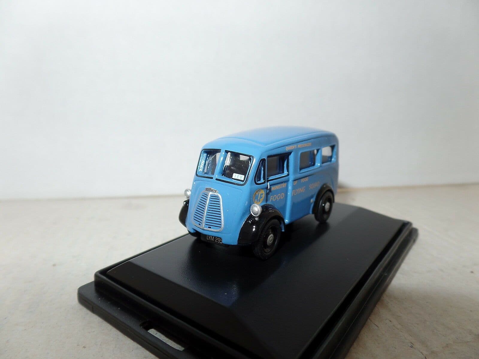 Oxford 76MJ002 76MJ002 1/76 OO Scale Morris J Van Ministry Food Flying ...