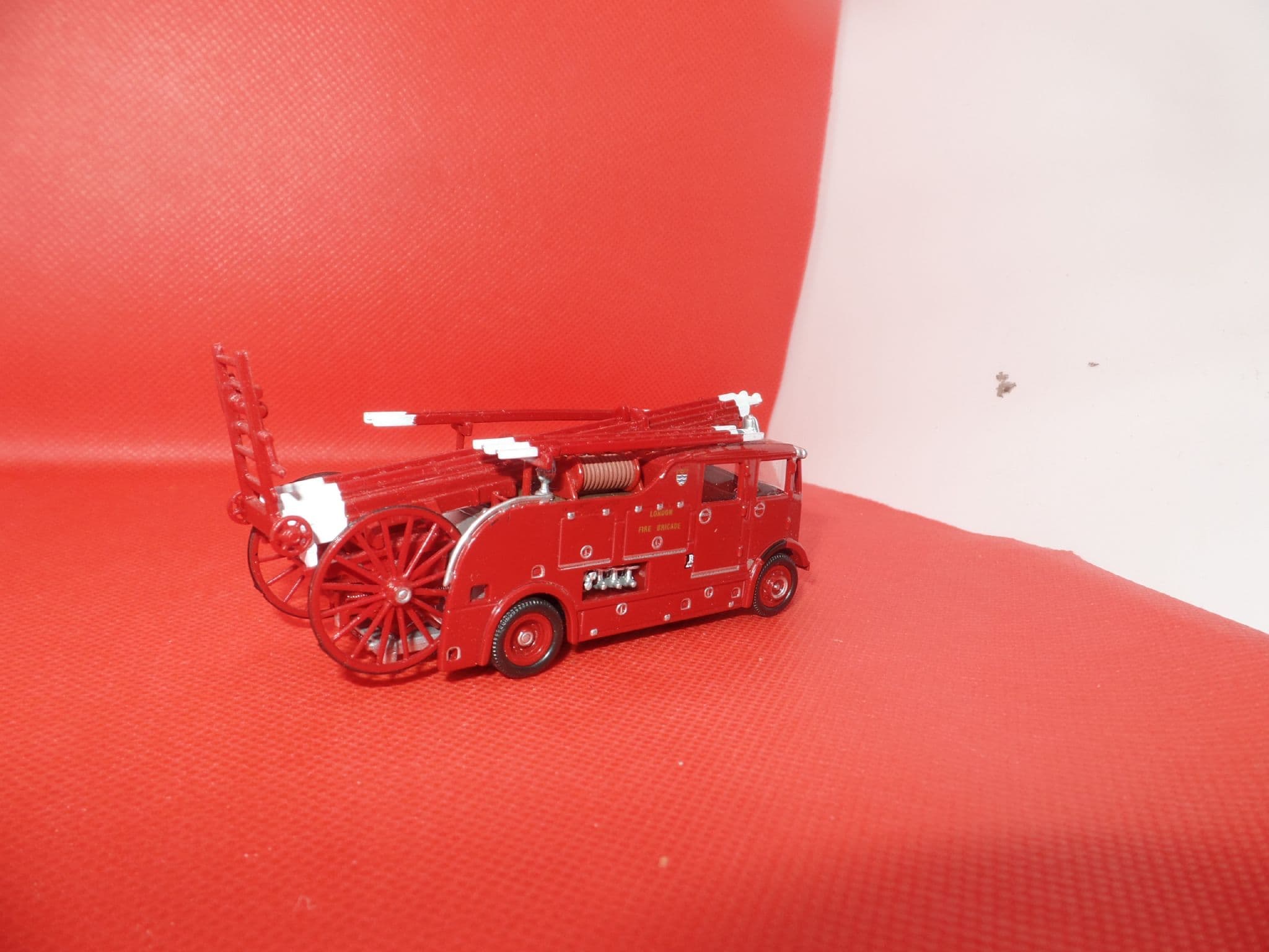 Oxford 76REG001 REG001 1/76 OO Scale AEC Regent Fire Engine London ...