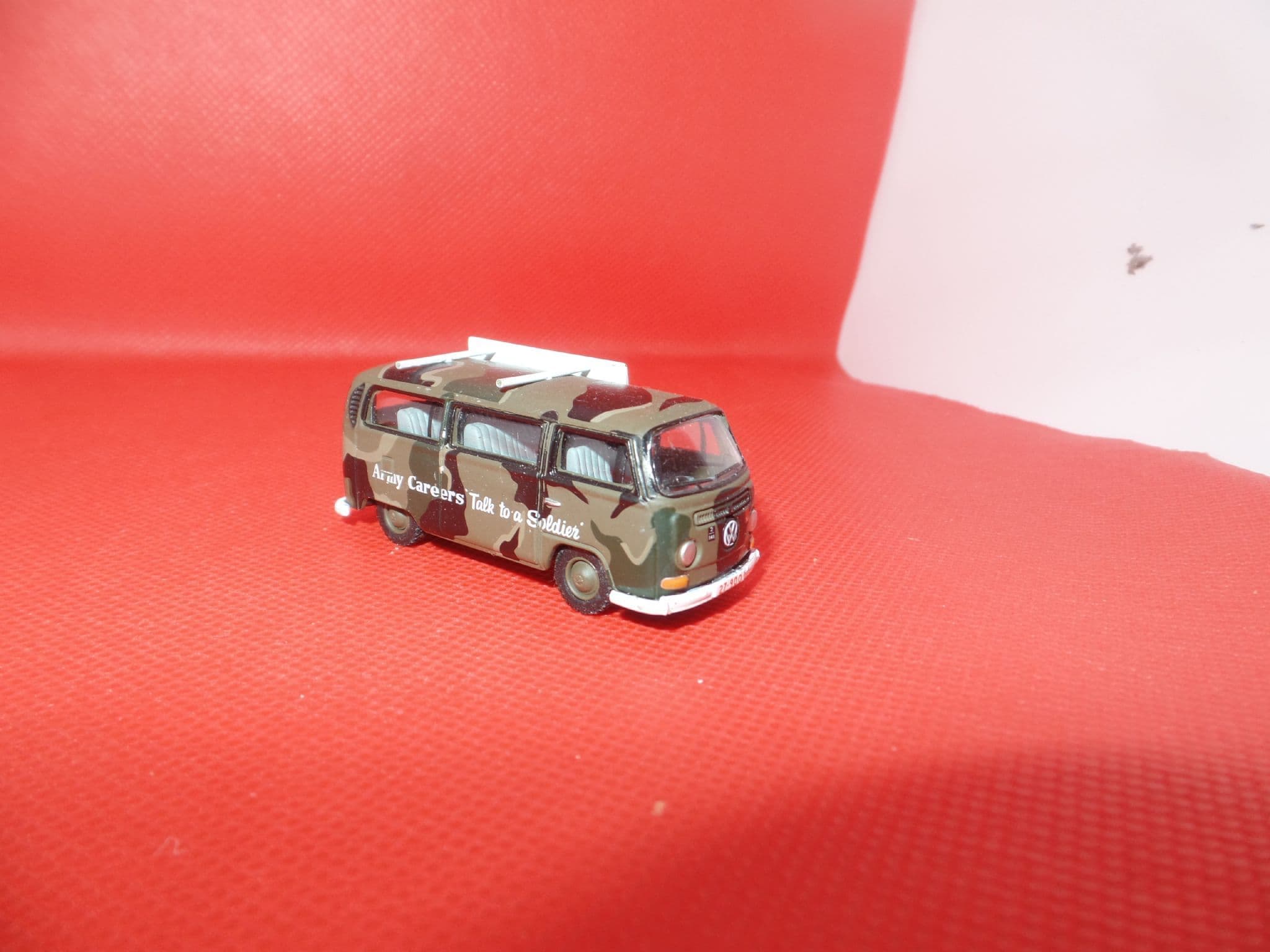 Oxford 76VW019 VW019 1/76 OO VW T2 Mini Bus Army Careers Australia UB FAULT