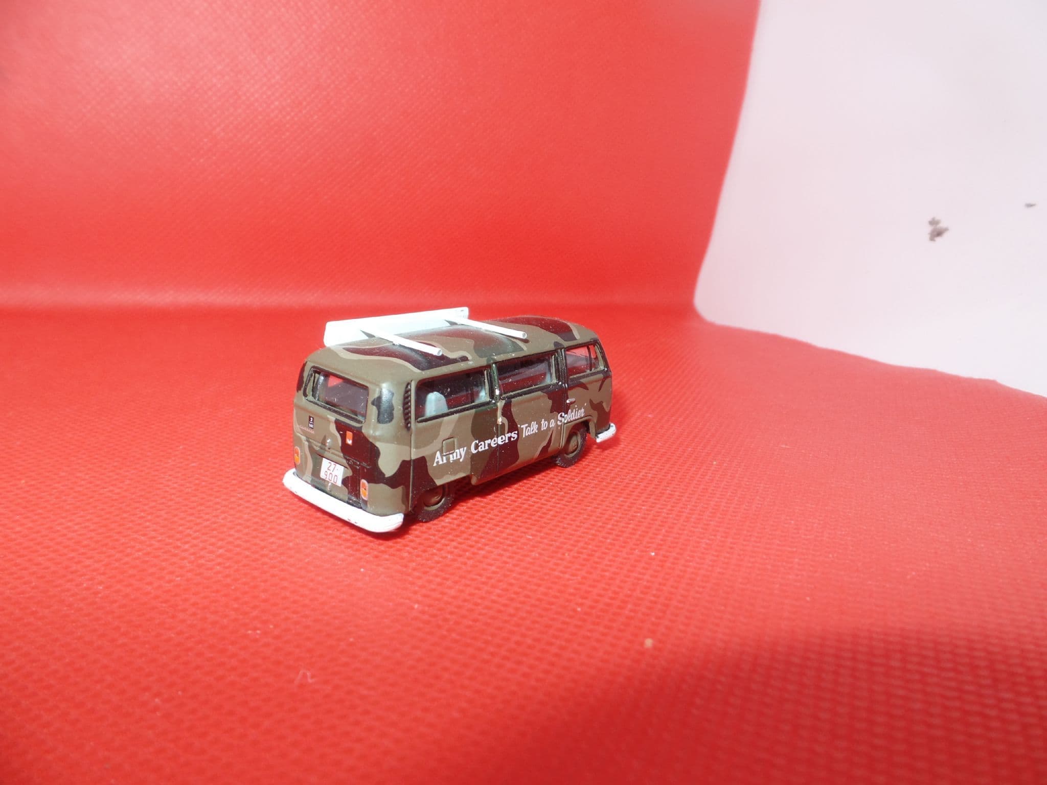 Oxford 76VW019 VW019 1/76 OO VW T2 Mini Bus Army Careers Australia UB FAULT