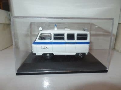 Oxford 43JM004 JM004 1/43 O Scale Morris J2  Ambulance London LCC
