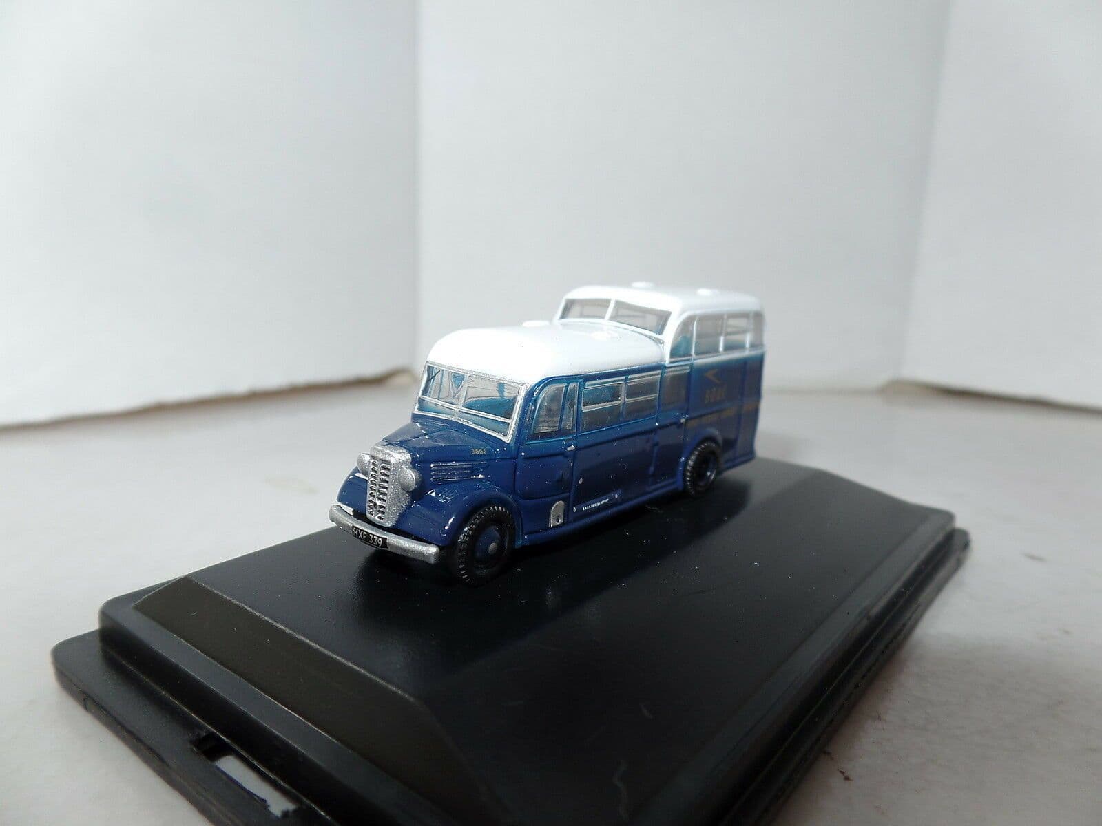 Oxford NCOM002 N Gauge 1/148 Commer Commando 11/2 Deck Coach BOAC ...