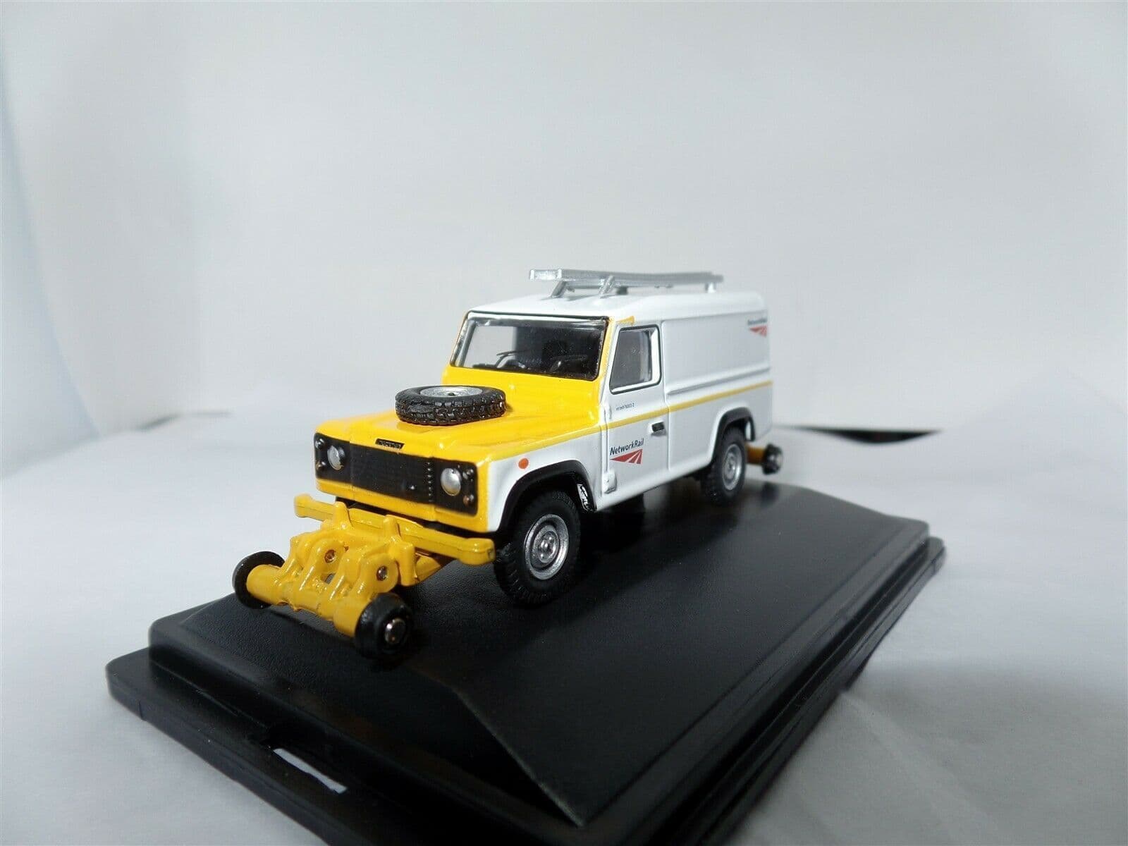 Oxford Rail 76ROR002B ROR002B 1/76 OO Scale Land Rover Defender Road ...