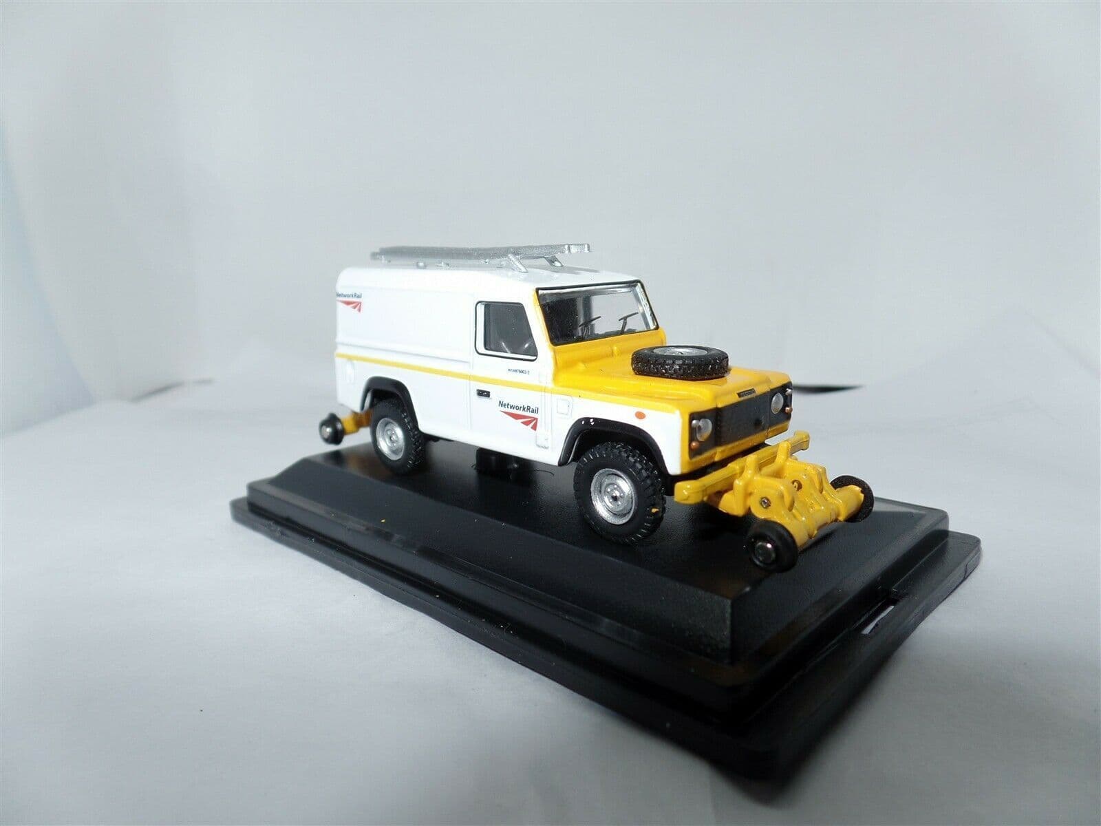 Oxford Rail 76ROR002B ROR002B 1/76 OO Scale Land Rover Defender Road ...