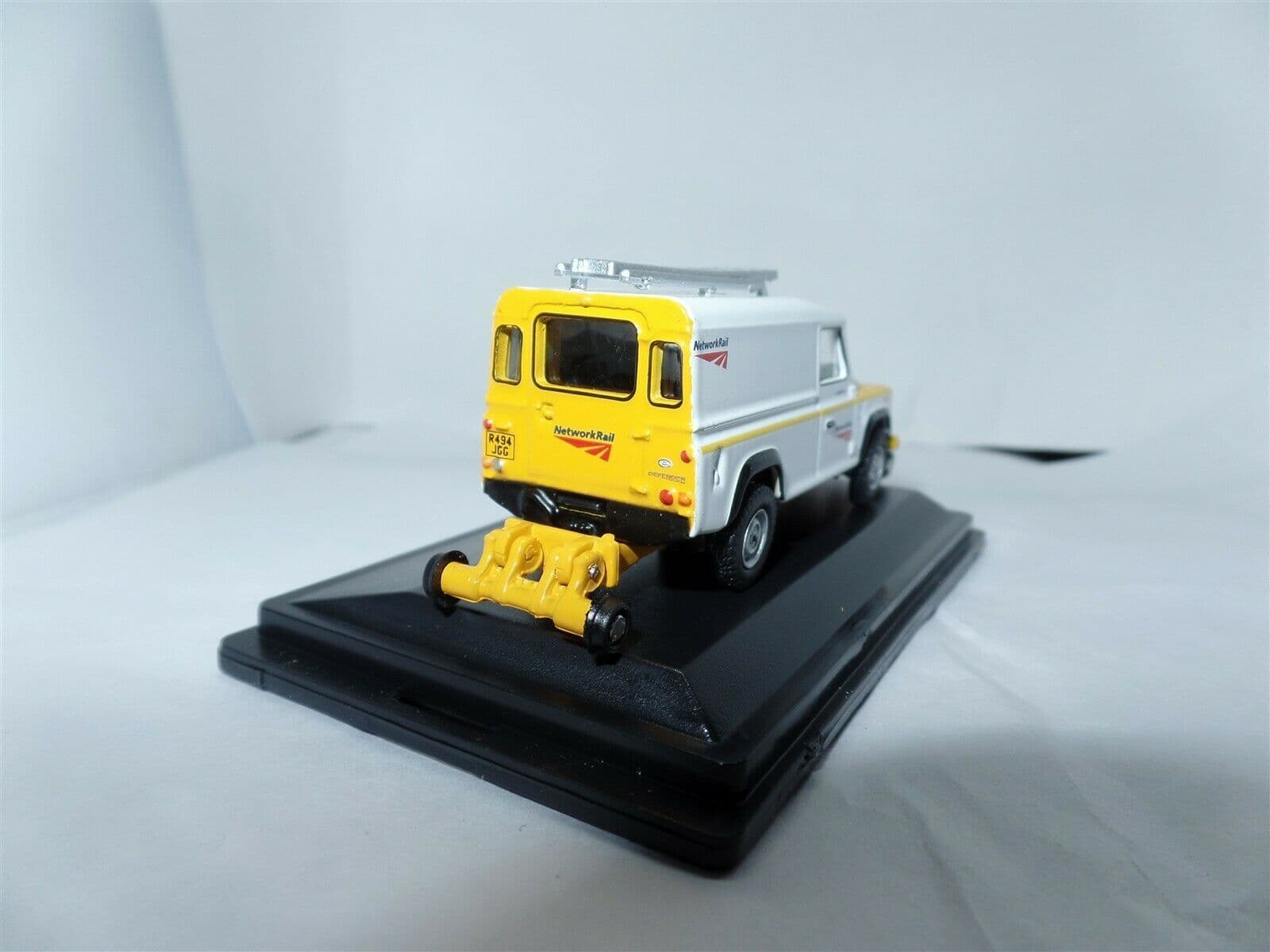 Oxford Rail 76ROR002B ROR002B 1/76 OO Scale Land Rover Defender Road ...